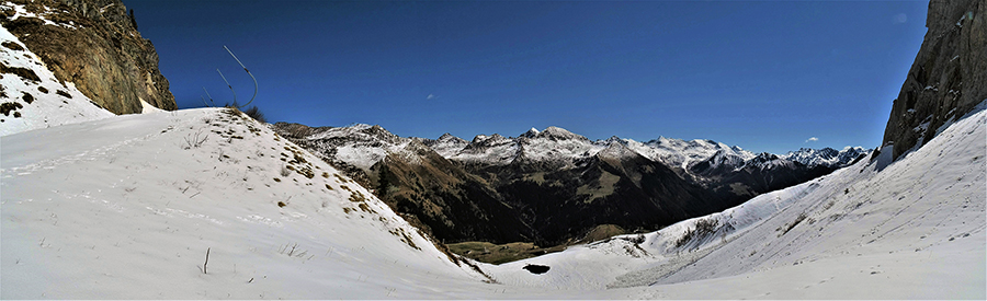 Passo di San Simone (2106 m) con vista su San Simone-Baita del Camoscio e verso Foppolo e i suoi monti